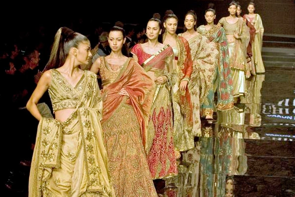 Etailers Flipkart, Myntra, Amazon and Snapdeal making fashion affordable; rope in fashion designers and international labels