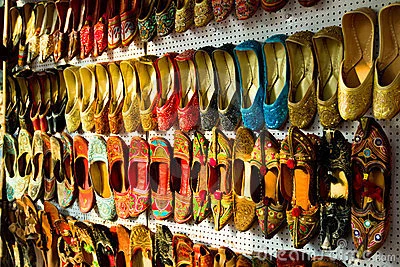 Online marketplaces face lawsuit by footwear retailers; government backs etailers